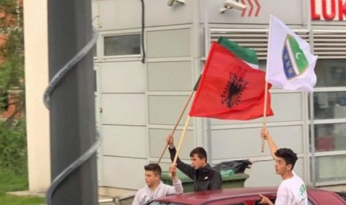 Flamuri shqiptar në tubimin politik në Sanxhak, reagojnë serbët