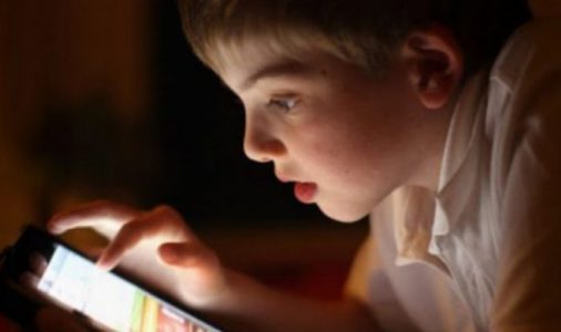 Mjekët shpjegojnë se si drita e telefonit humbet rritjen e trurit tek fëmijët
