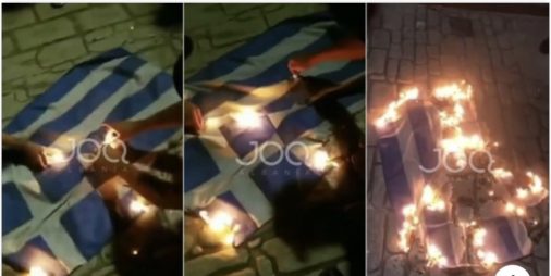Të rinjtë e Sarandës i përgjigjen minoritarit, djegin flamurin grek në mes të qytetit