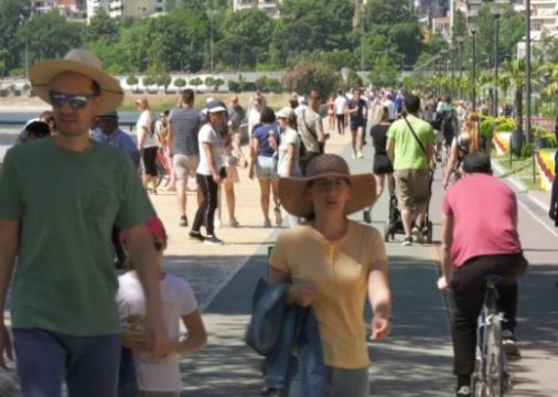 Po plaken, po vdesin e po largohen”: Projeksioni i dhimbshëm për Shqipërinë
