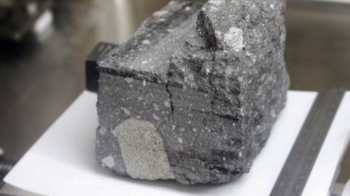 NASA blen gurët e Hënës nga njerëzit në të gjithë botën, por ka një kusht të vetëm