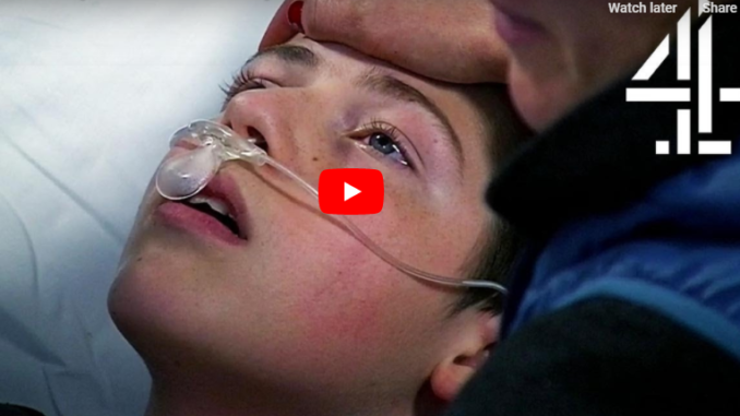 Momenti i dhimbshem kur nena i per.gjerohet djalit te saj te marr fryme perseri (VIDEO)
