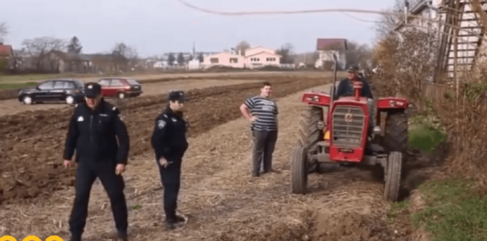 la parkuan makinat në token e tij, fermeri i bën të pendohen përjetë…