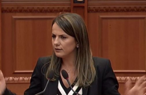 Rudina Hajdari: Në këtë sallë bëhen pazare, nuk lëviz nga foltorja pa u ndërprerë seanca!