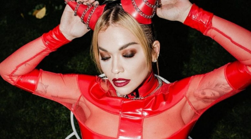 Rita Ora joshëse për Halloween, merr vëmendje me veshjen transparente(Foto)