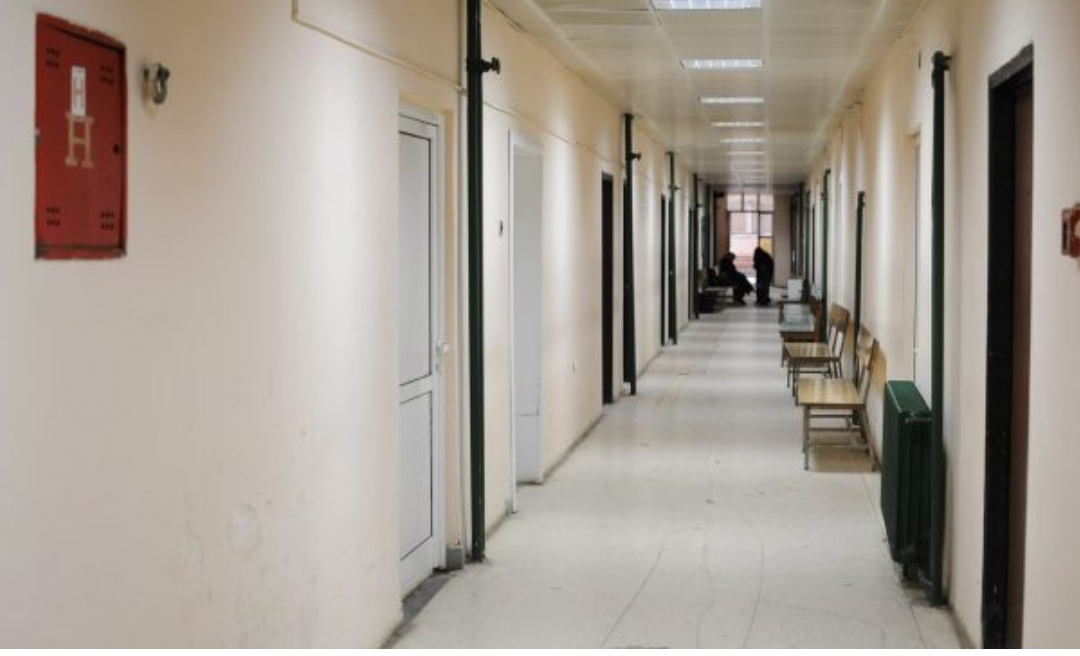 Gruaja e braktis foshnjën në spital pasi bashkëshorti nuk e pranoj atë