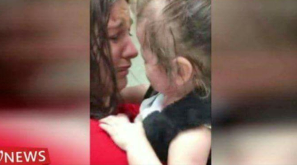 Voglushja e verber e sheh per here te pare nenen e saj dhe boten me ngjyra… (VIDEO)