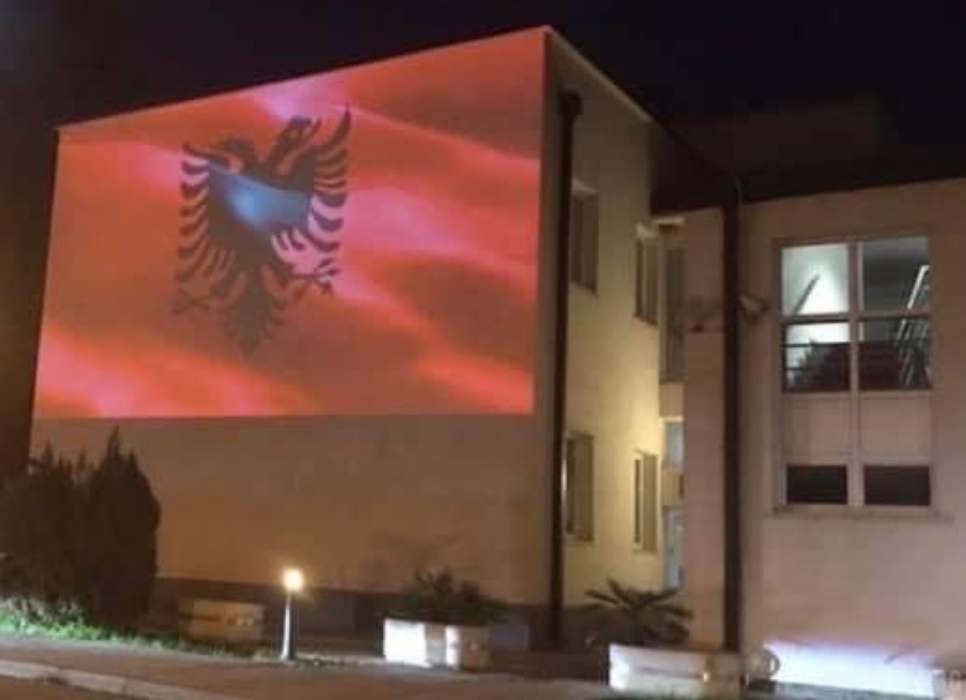 Flamuri shqiptar po valvitet i lirë në treva shqiptare në Malin e Zi