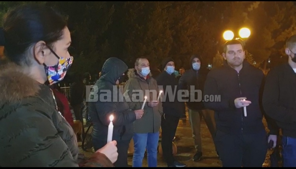 Vrasja e 25-vjeçarit në Tiranë nga polici, të rinjtë e Shkodrës thyejnë orën policore. Ja protesta e tyre e heshtur (VIDEO)