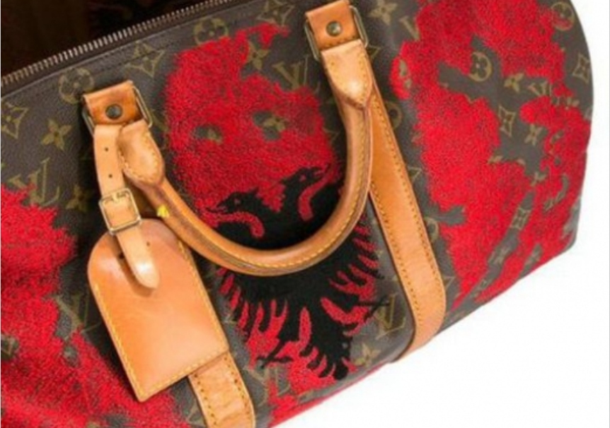 Louis Vuitton” nxjerr në shitje çantën me flamurin shqiptar, kaq kushton