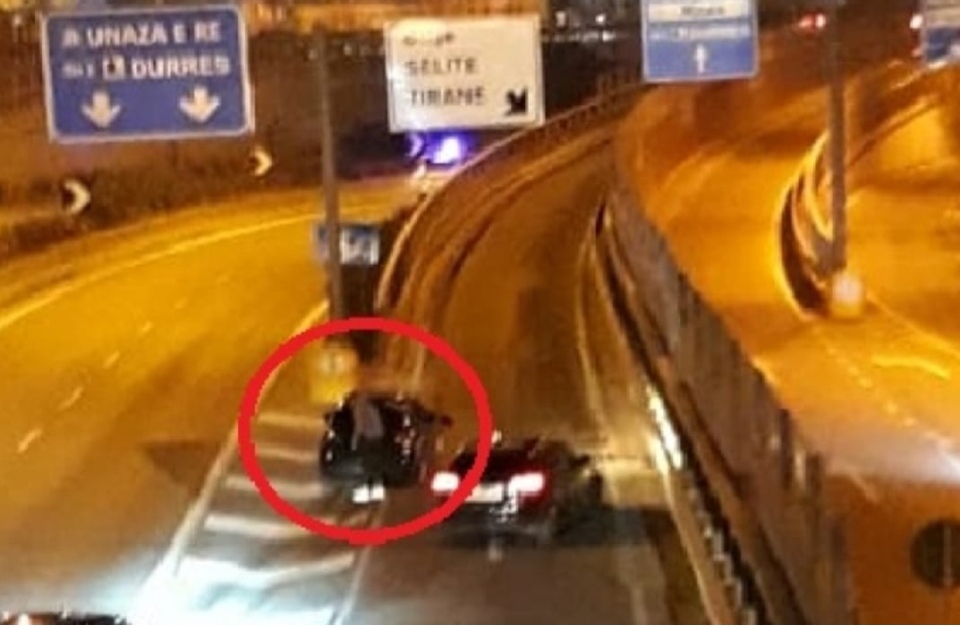 Tiranë/ Aksident tek mbikalimi i Selitës, makina përplaset me bordurën