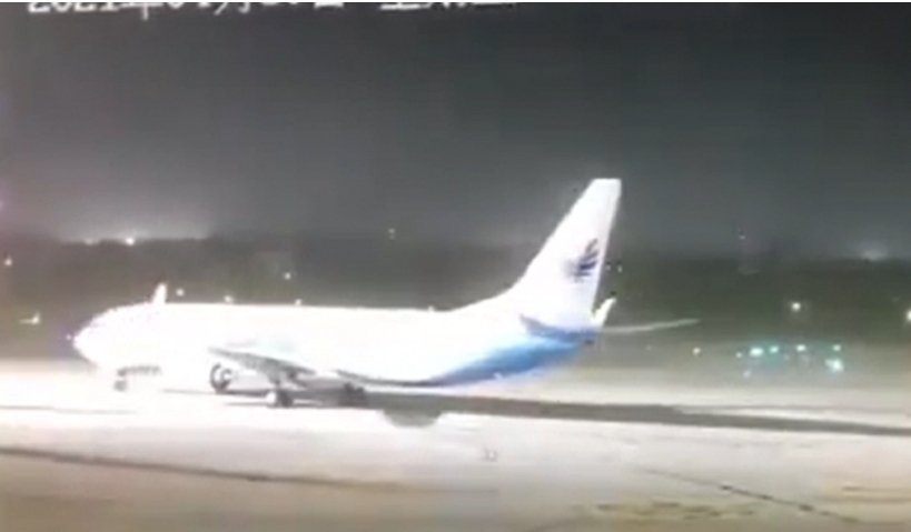 Stuhia e fuqishme godet Kinën, publikohen pamjet kur era rrotullon avionin