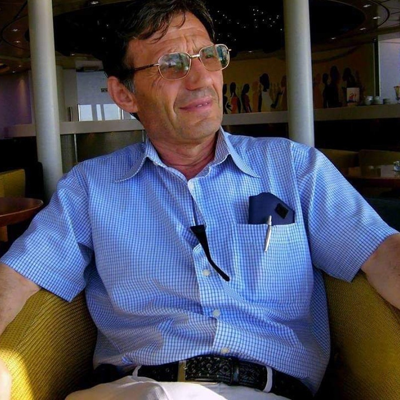 Doktor Jani Qirjaqi. Edhe ne fushaten e fundit per zgjddhjet parlamentare jane kandiduar nga partite politike mjek per deputet sidomos nga partja socialjste.