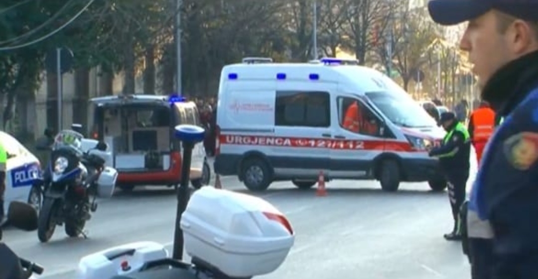 Aksident në Tiranë, makina përplas të miturin në rrugën “3 Dëshmorët”