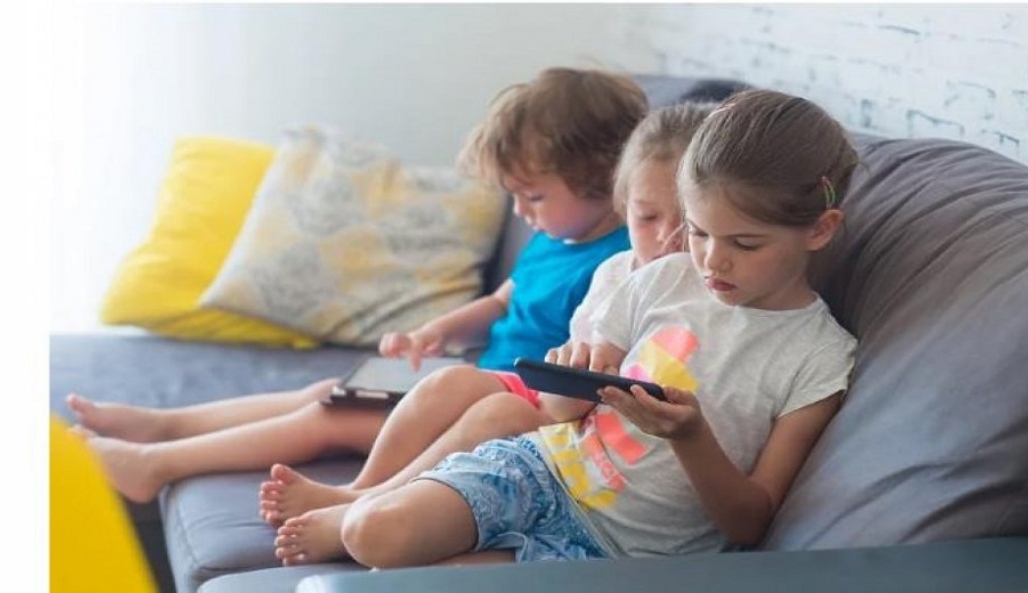 Studimi/ Përdorimi i ekraneve me prekje mund të shkaktojë probleme me gjumin tek të vegjëlit