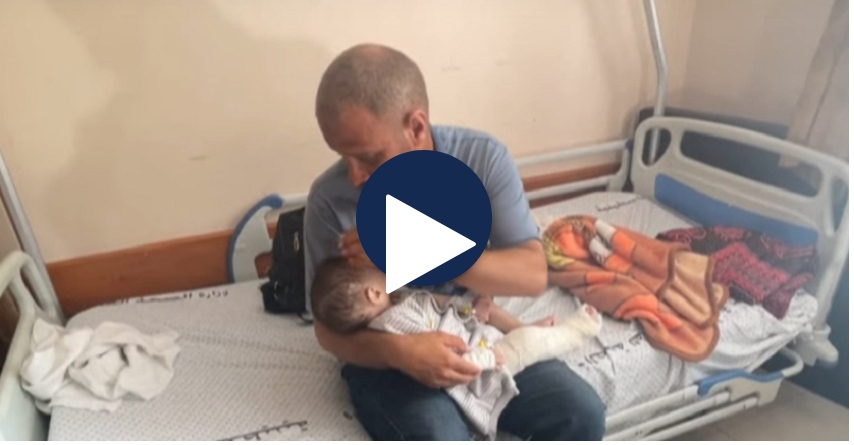 Vetëm ti më ke mbetur’/ Gaza, babai i rrënuar shtrëngon foshnjën e plagosur