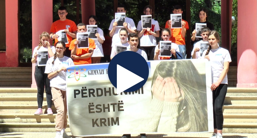 Peshkopi, protestë kundër abuzimeve/ Gratë dhe vajzat e Dibrës dalin në rrugë kundër përdhunimeve