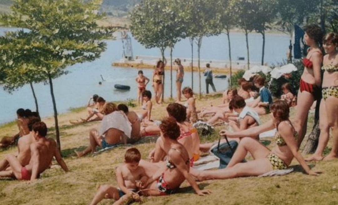 Nga puna në kooperativë te plazhi, si dukeshin gratë shqiptare në kohën e Enver Hoxhës (FOTO LAJM)