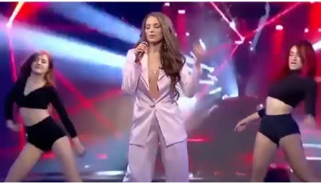 Ana Lleshi zhvishet në mes të skenës (VIDEO)