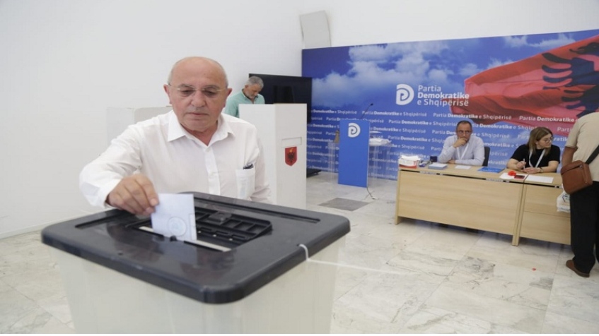 Mbyllet votimi për kryetarin e PD-së/ Vijnë rezultatet e para nga nga disa qytete, kryeson Basha, i ndjekur nga Shehaj4