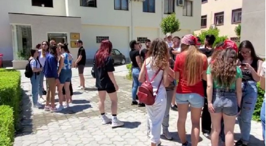 Maturantët e Fierit në protestë, tentojnë të hyjnë në ambientet e Drejtorisë Arsimore