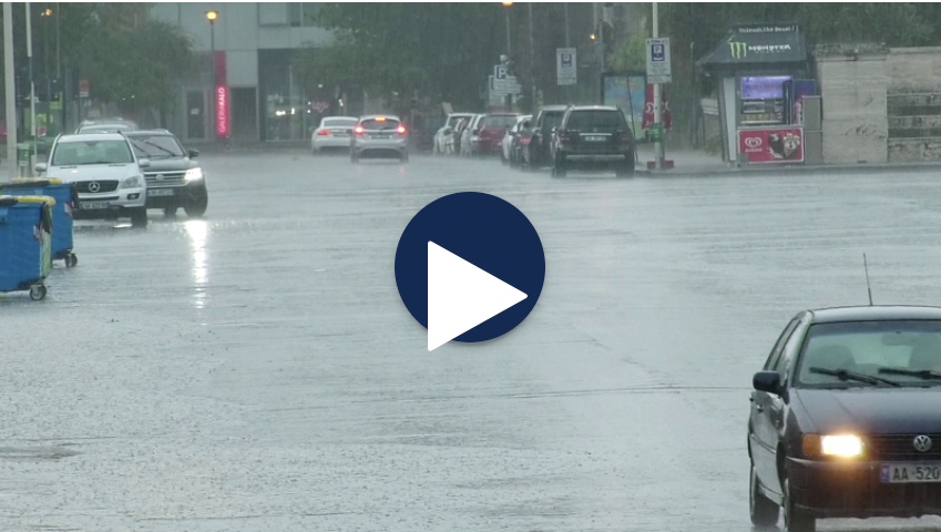 Stuhi shiu në vend/ Plazhet u boshatisën në Durrës e Shëngjin, por jo në Vlorë