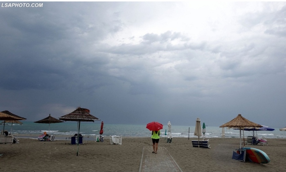 Shi në plazh”/ Qytetarët nuk braktisin detin, me çadra në duar frekuentojnë pjesët “pikante” të Adriatikut (FOTO)