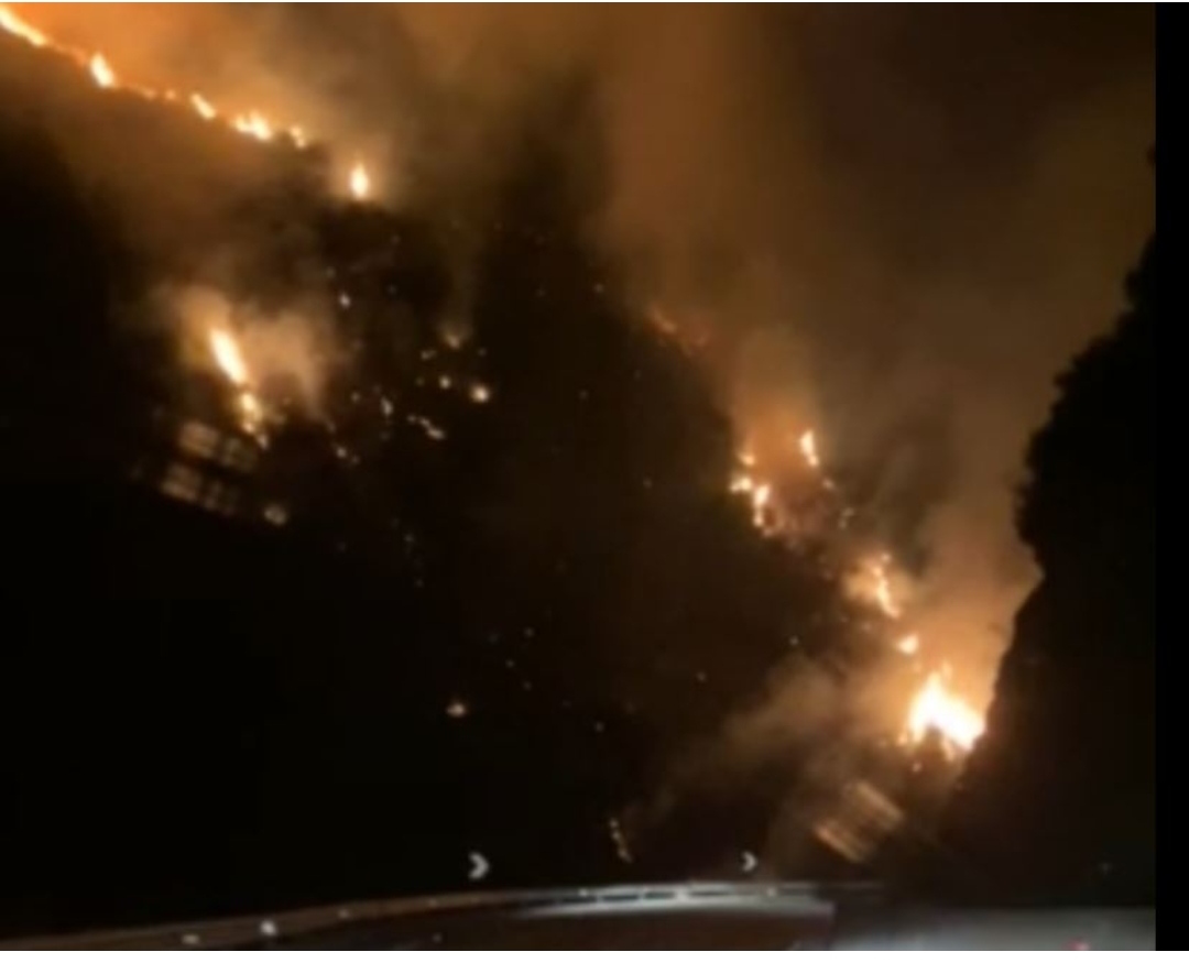 FOTO/ Himara pushtohet nga flakët gjatë natës