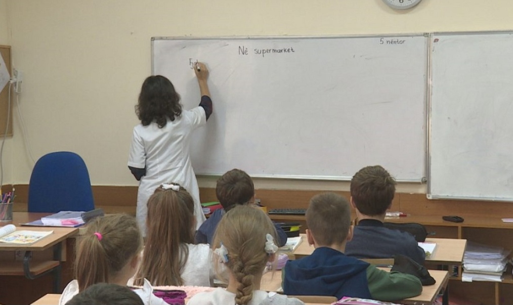 A do të hiqen nga puna mësuesit që nuk pranojnë të vaksinohen? Zbulohet plani B i qeverisë: Mund t’i detyrojnë të testohen çdo javë (40% e arsimtarëve ende të pa vaksinuar)
