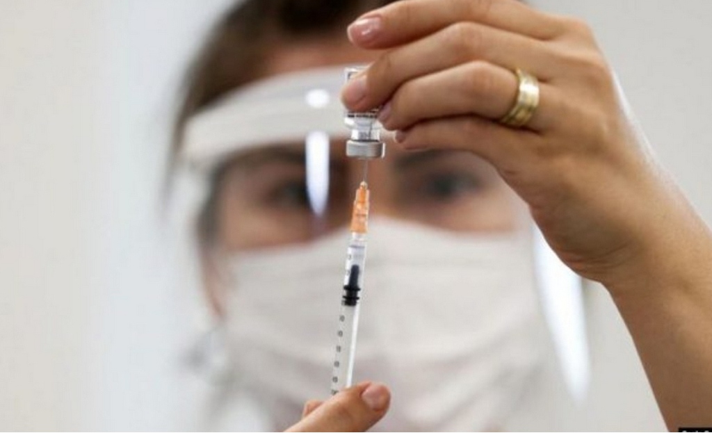 Grave që vaksionohen me Pfizer u rritet gjoksi, ekspertët shpjegojnë çfarë ndodh