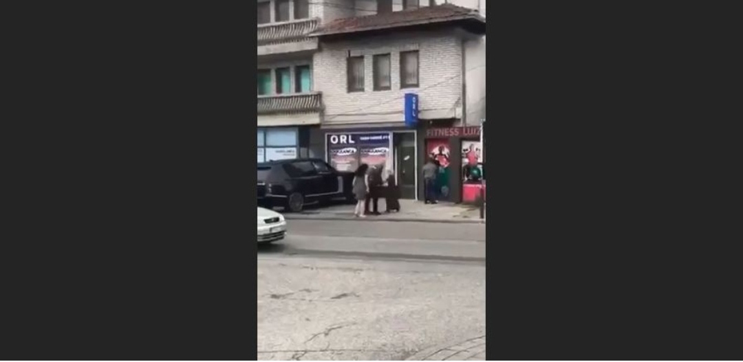 Pamje të rënda! Kapje flokësh, shkelma e ulërima/ Gruaja dhe djali rrahin një vajzë në mes të rrugës