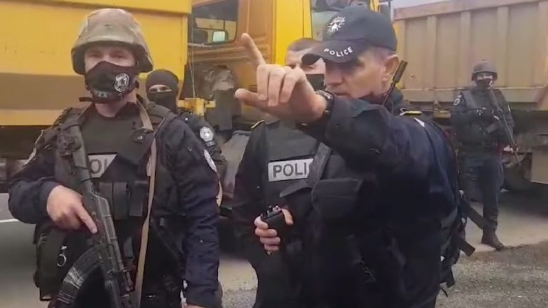 Protestën nuk ua ndalojmë…”- polici i Kosovës iu flet shqip protestuesve serb