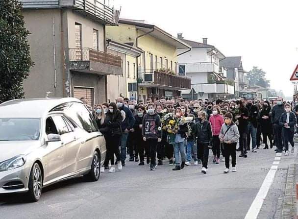 Prekëse: Mijëra njerëz përcjellin 11-vjeçaren shqiptare në Itali që e shtypi makina, prindërit e saj luten dhe për personin që e shtypi