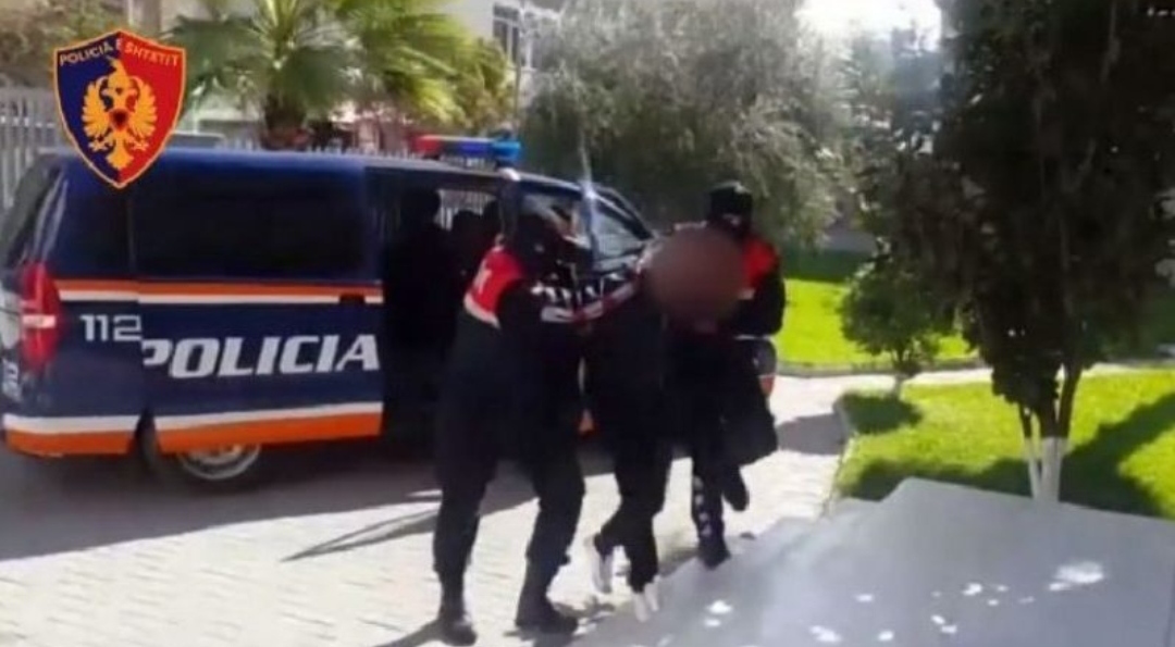 E rëndë/ 28-vjeçari detyron të miturën të kryejë marrëdhënie seksuale me të, arrestohet nga policia