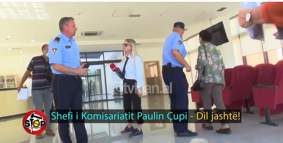 VIDEO – “Dil jashtë, pastaj merr ministrin…”, Shefi i Komisariatit Shkodër shtyn gazetaren dhe operatorin e “Stop”