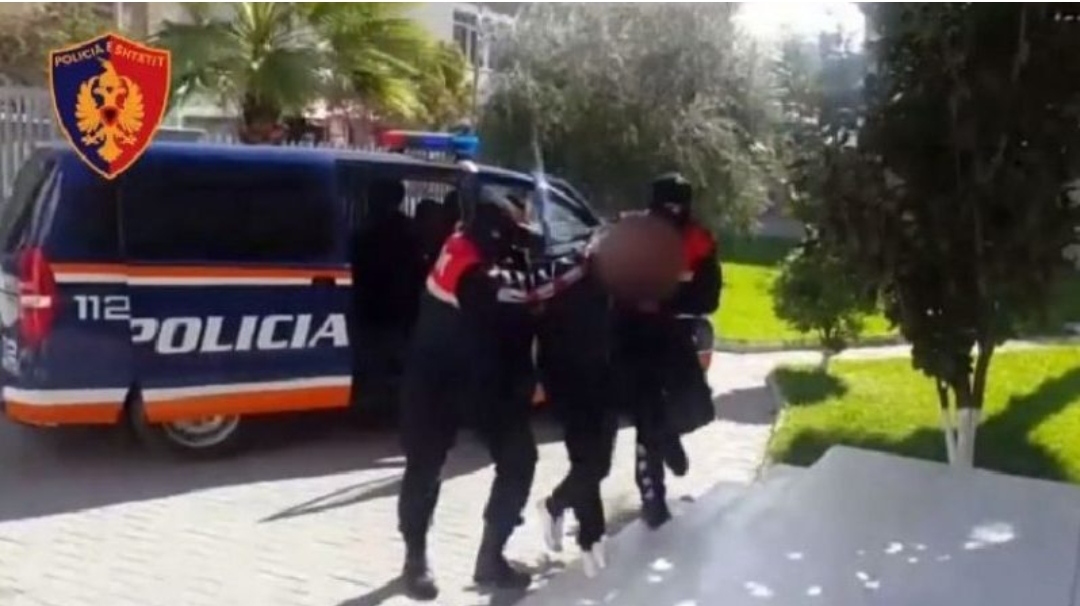Do të të publikoj fotot intime në rrjete sociale”, arrestohet 26-vjeçari i shpallur në kërkim për shantazh