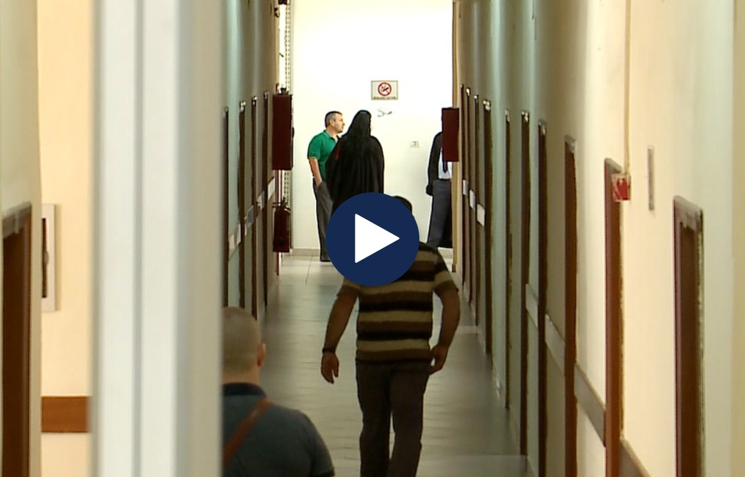 Burrë e grua, rrihen për gjellën/ Në ndjekje 79 vjeçari xheloz dhe bashkëshortja 71 vjeç e cila e qëlloi me thikë