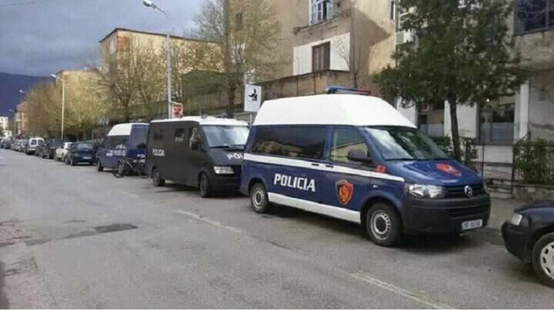 Grabiti shtëpinë e të moshuarës, arrestohet 31-vjeçarja në Korçë