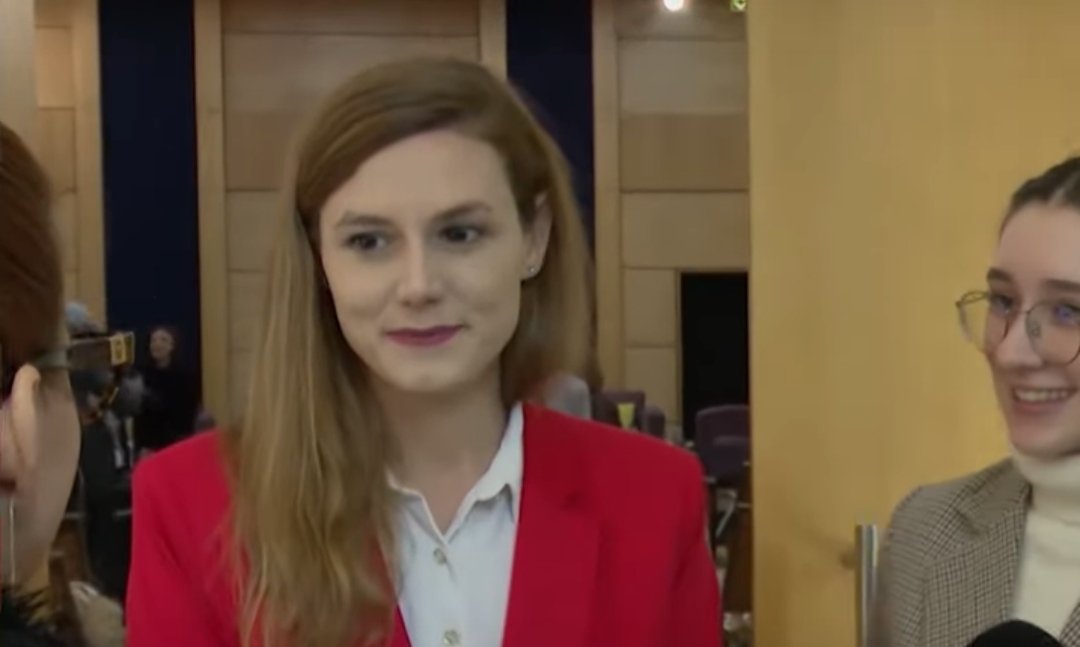 Gazetaret pyesin ministren e shtetit për abuzimin e fëmijëve dhe ngjarjen ne Fier ,ministrja/S’kam kohë…