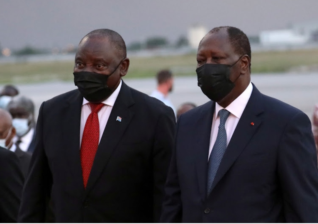 Presidenti i Afrikës së Jugut dënon masat e pandemisë si ‘aparteid shëndetësor’