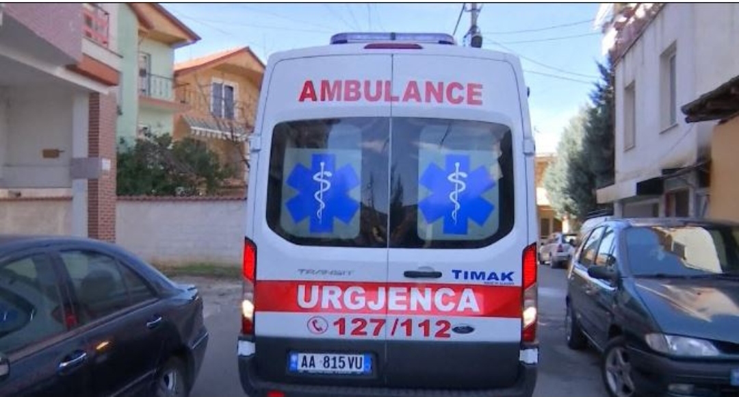 E rëndë në Tiranë, një grua hidhet nga kati i 3 i pallatit
