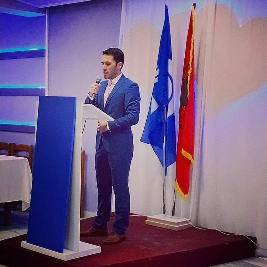 Dëshiroj që në këtë ditë historike, në cilësinë e drejtuesit të degës për këto 8-vite, të shpreh mirënjohje të thellë për themeluesit, drejtuesit, anëtarët dhe ç’do mbështetësi të Partisë Demokratike të Delvinës gjatë këtyre 31 viteve.