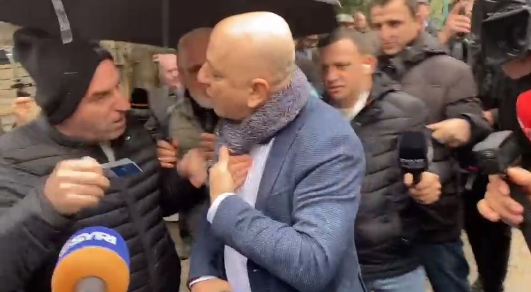 Shënohet incidenti i parë, protestuesit ofendojnë dhe nxjerrin jashtë oborrit të PD-së, Roland Bejkon
