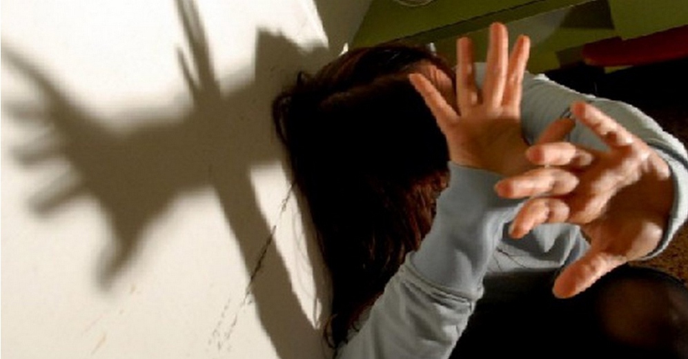 Kërkonte para, pinte edhe drogë”/ Gruaja rrëfen dhunën e ushtruar nga bashkëshorti: Vjehrra i jepte lekët e pensionit, më thoshte duroje dhe 5 minuta se janë nervat e tij