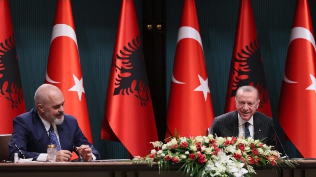 Erdogan vjen sot në Tiranë/ Nga përurimi i lagjes së re në Laç tek fjalimi në Kuvend. Ja axhenda dhe rrugët që bllokohen