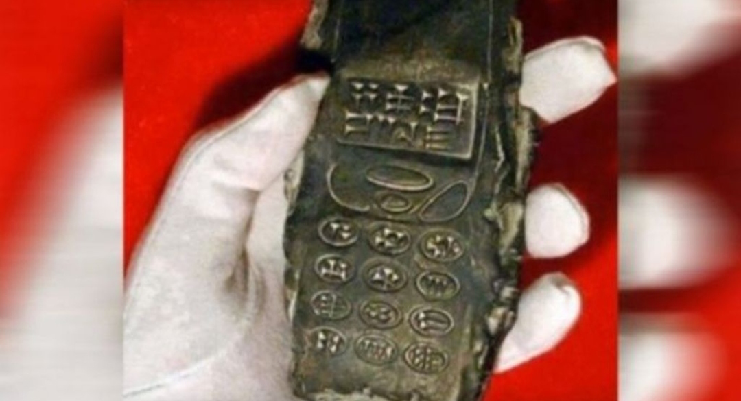 Gjendet telefoni që daton nga shekulli 13-të, tastiera me shkronja arabe