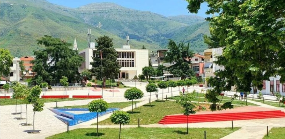 Përndiqte gruan e martuar nga Delvina, rrihet publikisht nga burri i saj dhe shoku i tij