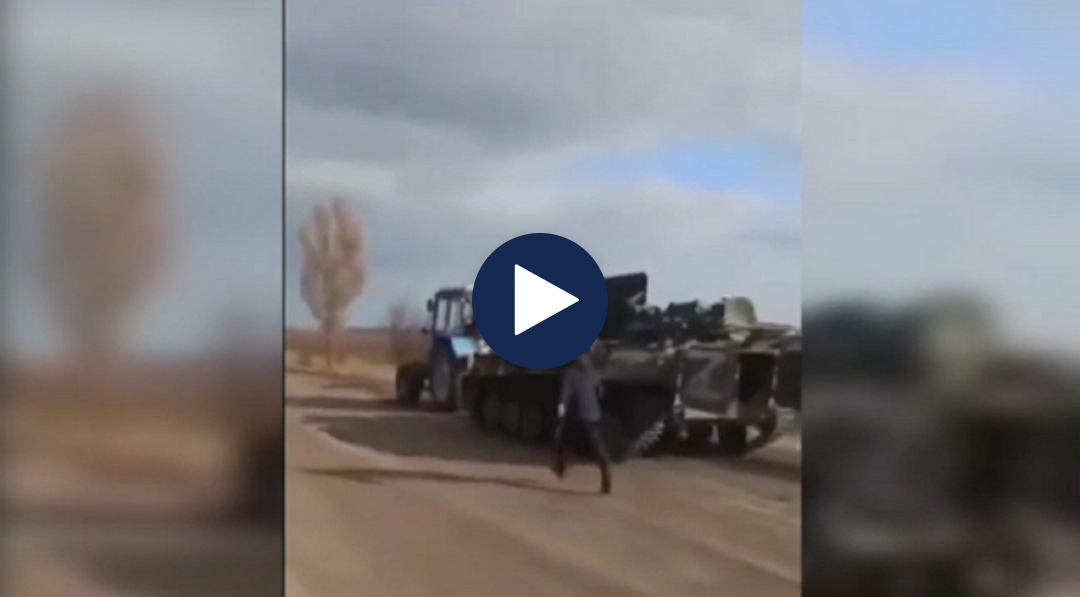 Momenti epik kur rusëve u rrëmbehet tanku me traktor