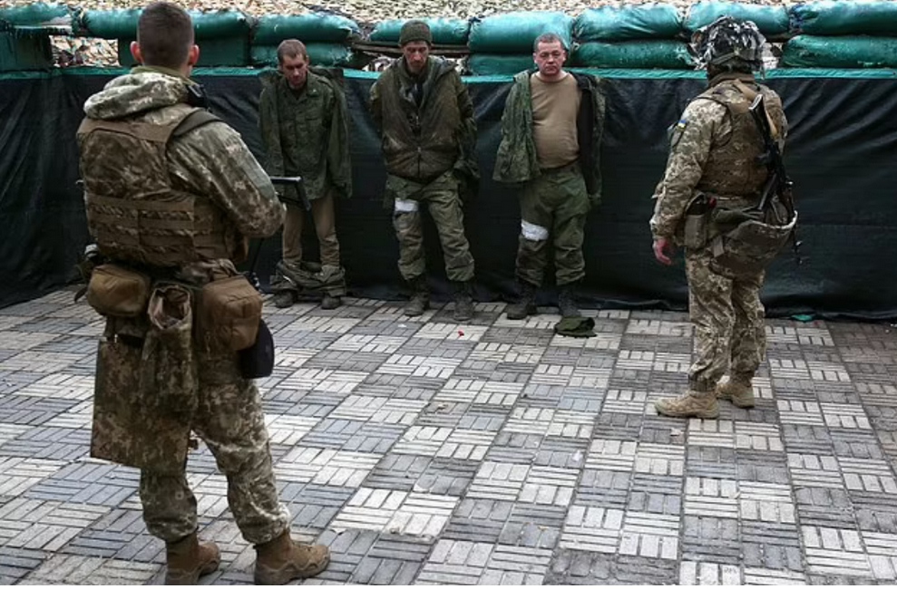 E dinim se ishim në stërvitje”, “Mos hajdeni këtu, ndaloni luftën!”/ Rrëfimet e ushtarëve rusë, Ukraina nxjerr pamjet. Moska fillon të ‘pranojë’ humbjet (Video)