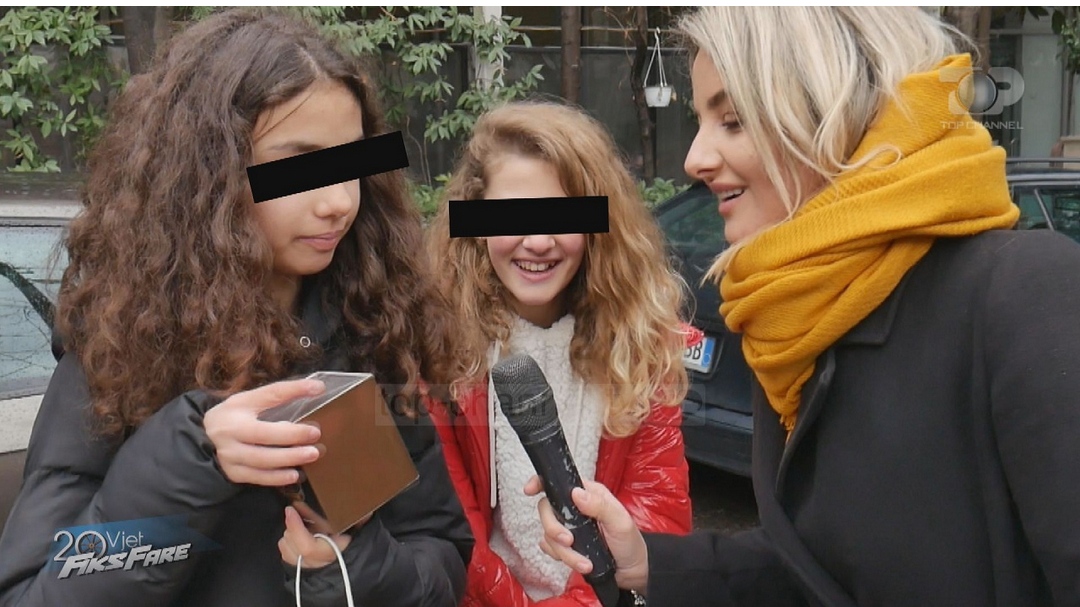 7 marsi”, s’ka më lule për mësuesit, dhurata të shtrenjta dhe zarfa me lekë/ Mësuesja shet lulet e nxënësve në dyqan me gjysmë çmimi